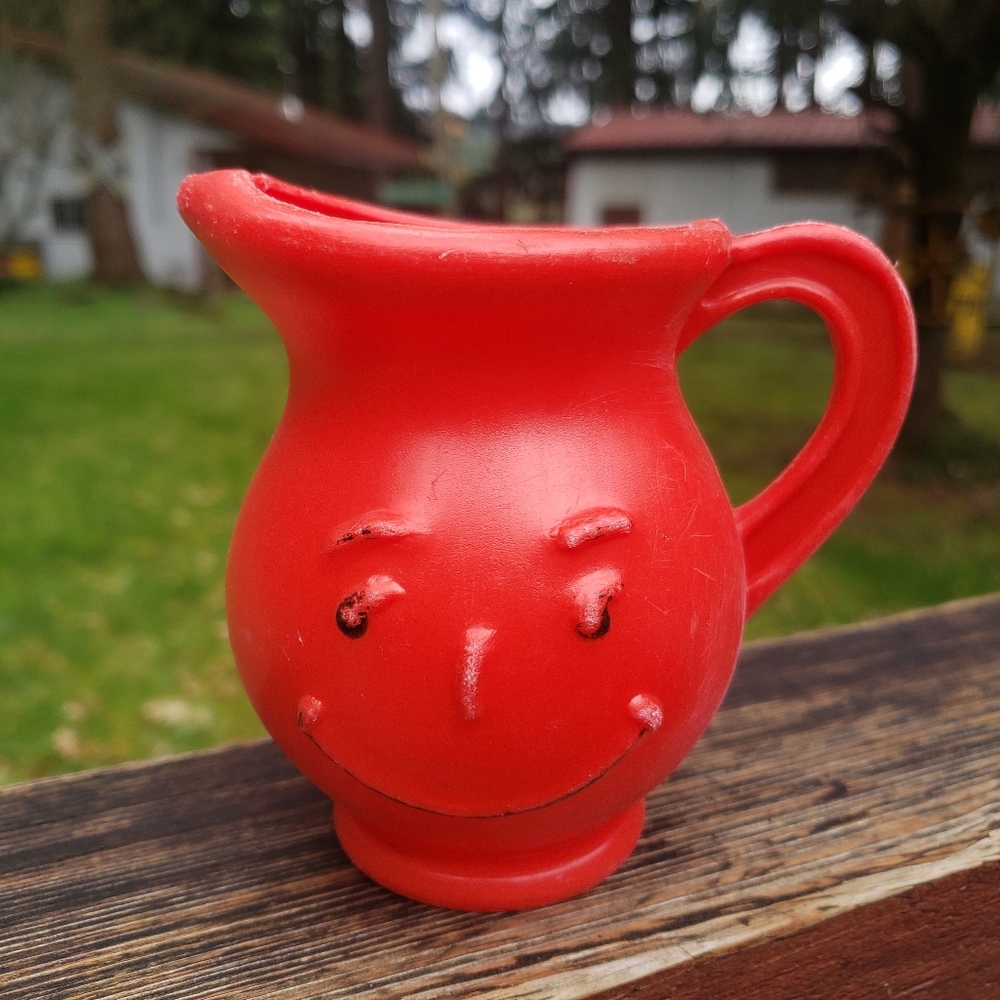 Vintage 1983 Wolverine Red Kool - Aid Smiling Plastic Pitcher [SMALL]